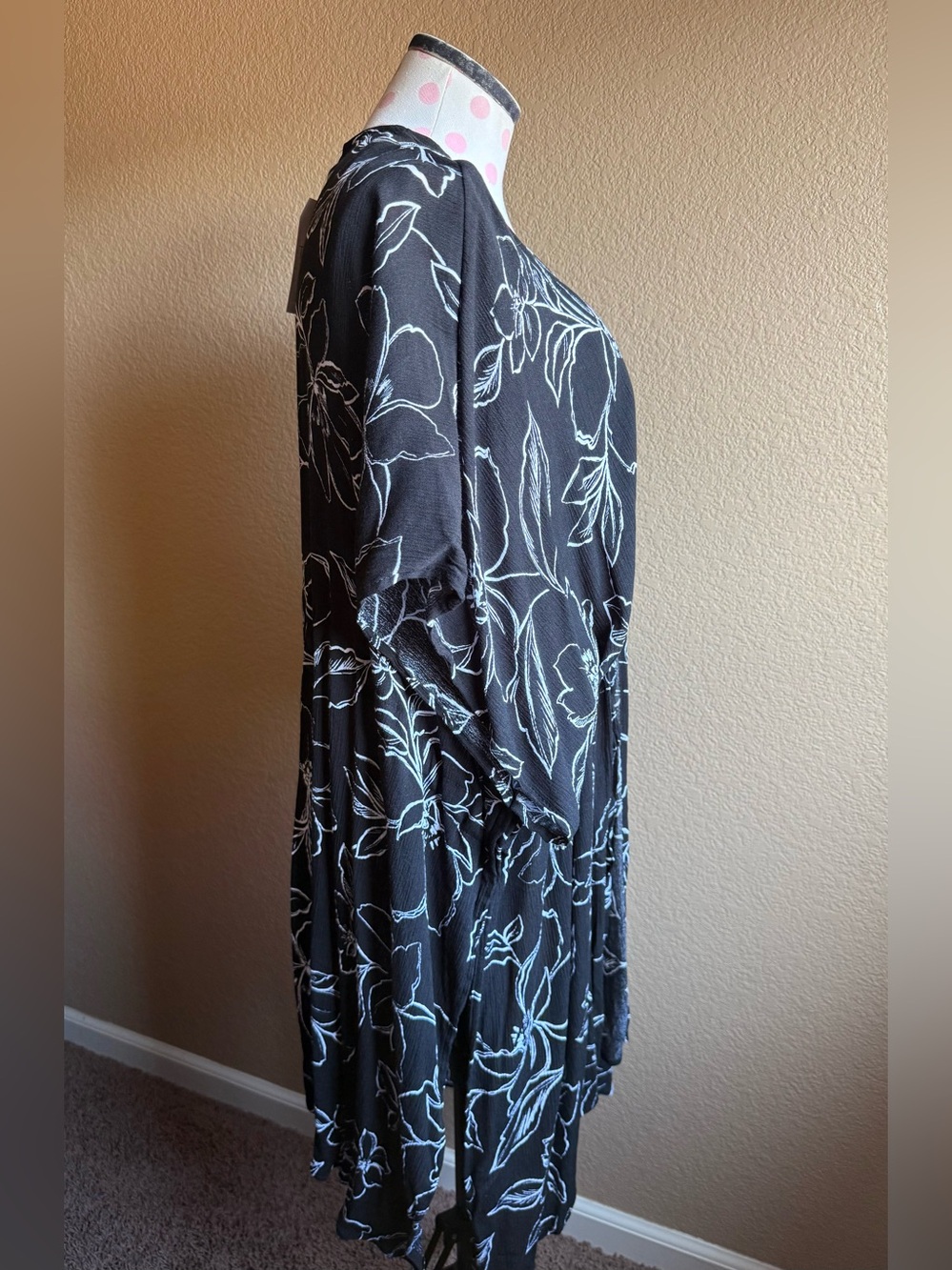 Black and White Floral Knit Fashion Ruana - Picture 5 of 6